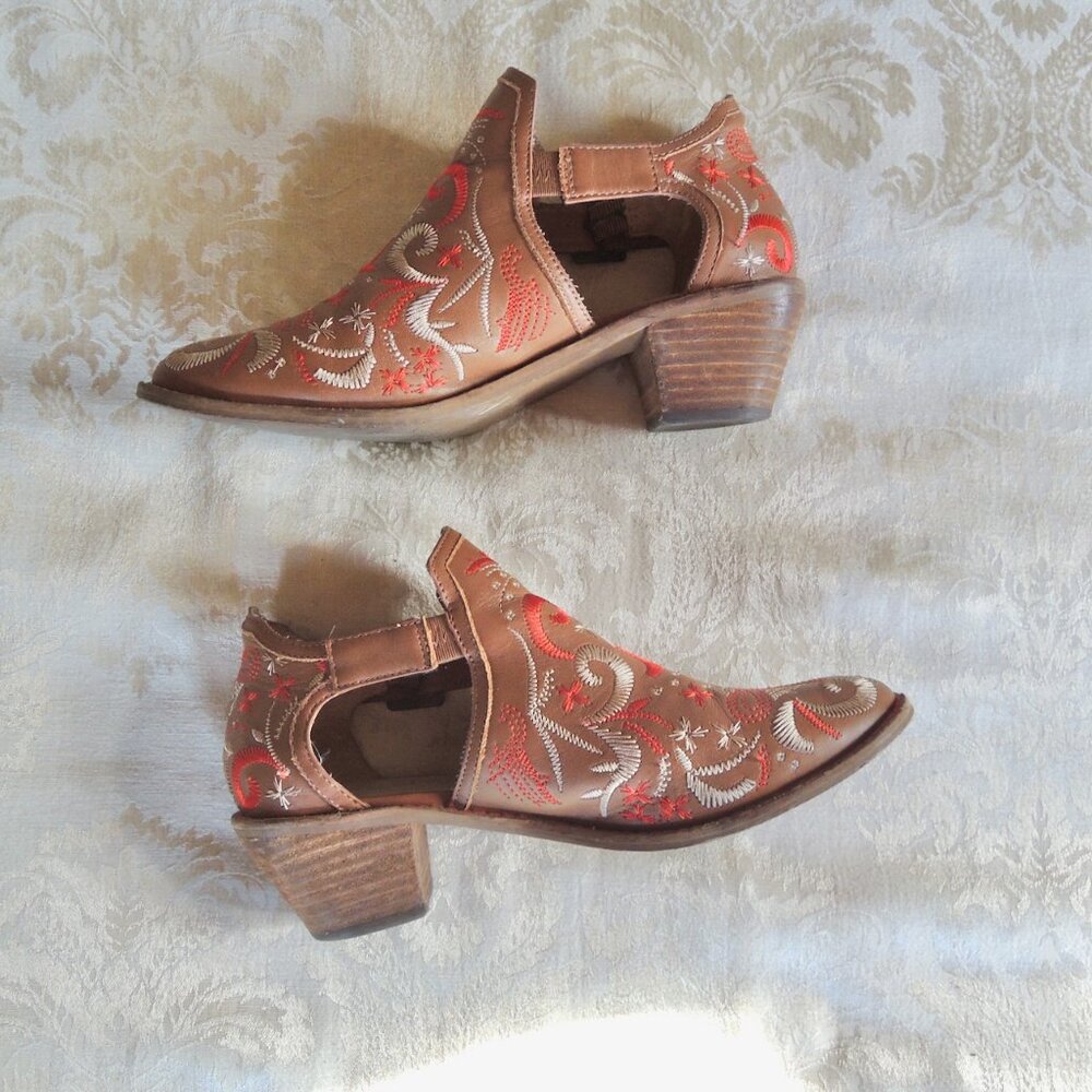 Anthro Kelsi Dagger Brooklyn Kline Tan & Red Embroidered Block-Heel Booties 7.5